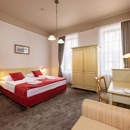 エステルゴム バジリカ アラット パンツィオ Bed & Breakfast エクステリア 写真