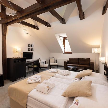 エステルゴム バジリカ アラット パンツィオ Bed & Breakfast エクステリア 写真
