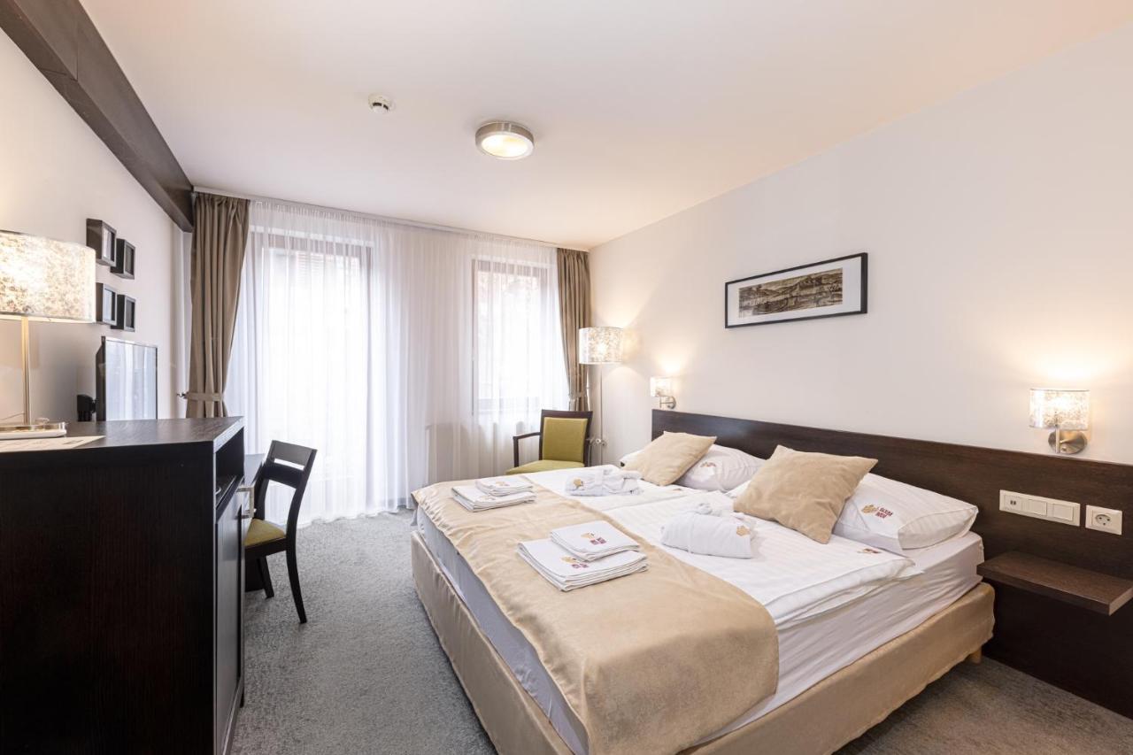 エステルゴム バジリカ アラット パンツィオ Bed & Breakfast エクステリア 写真