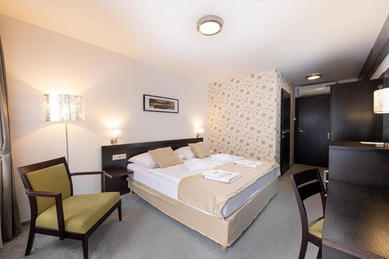 エステルゴム バジリカ アラット パンツィオ Bed & Breakfast エクステリア 写真