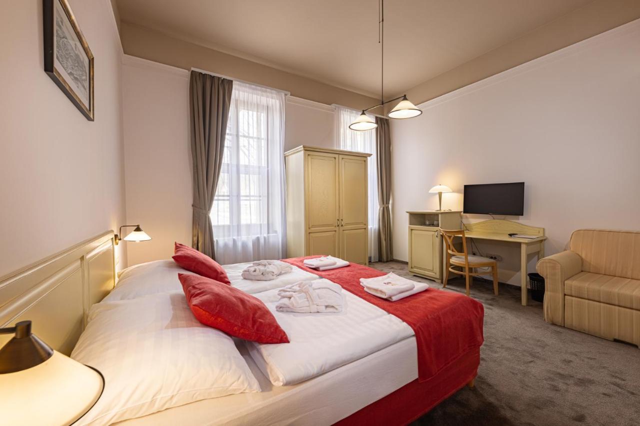 エステルゴム バジリカ アラット パンツィオ Bed & Breakfast エクステリア 写真