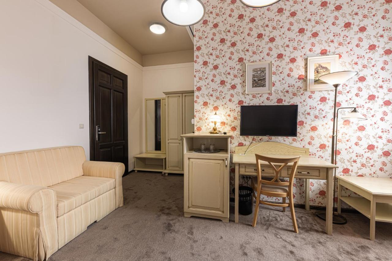 エステルゴム バジリカ アラット パンツィオ Bed & Breakfast エクステリア 写真