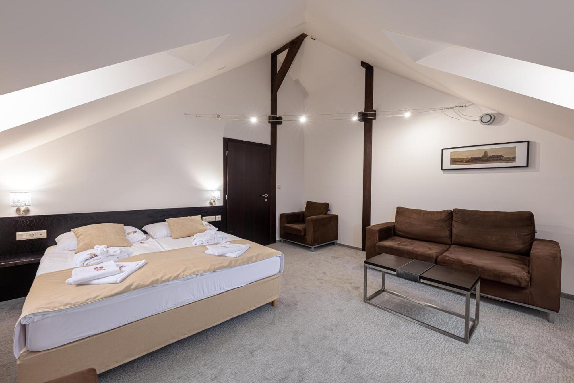 エステルゴム バジリカ アラット パンツィオ Bed & Breakfast エクステリア 写真