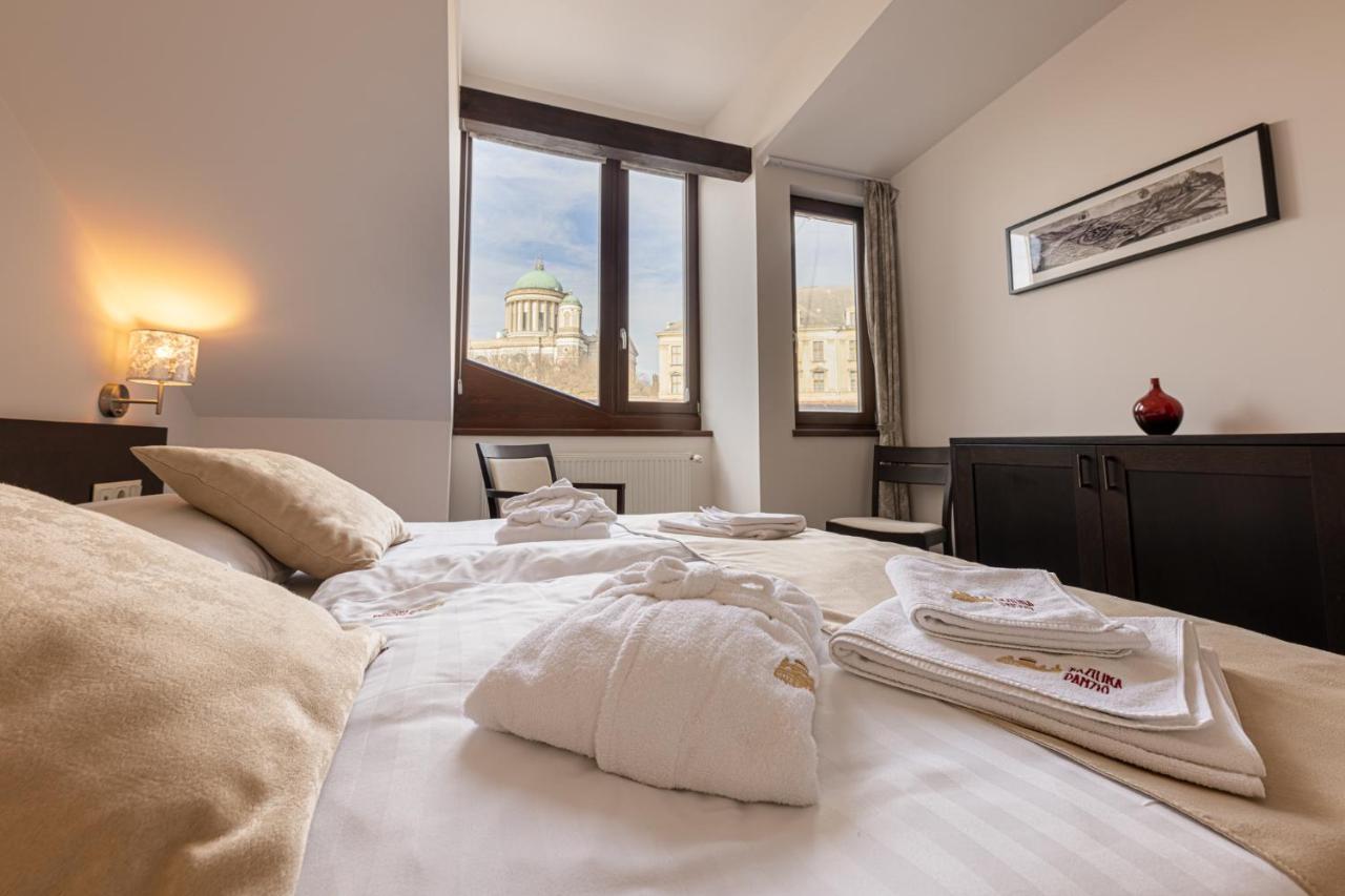 エステルゴム バジリカ アラット パンツィオ Bed & Breakfast エクステリア 写真