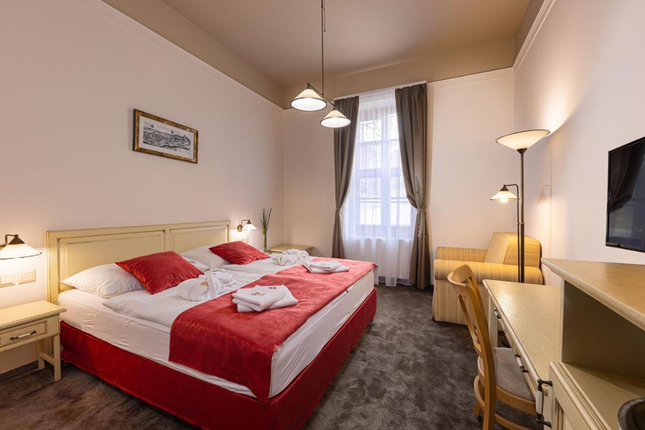 エステルゴム バジリカ アラット パンツィオ Bed & Breakfast エクステリア 写真