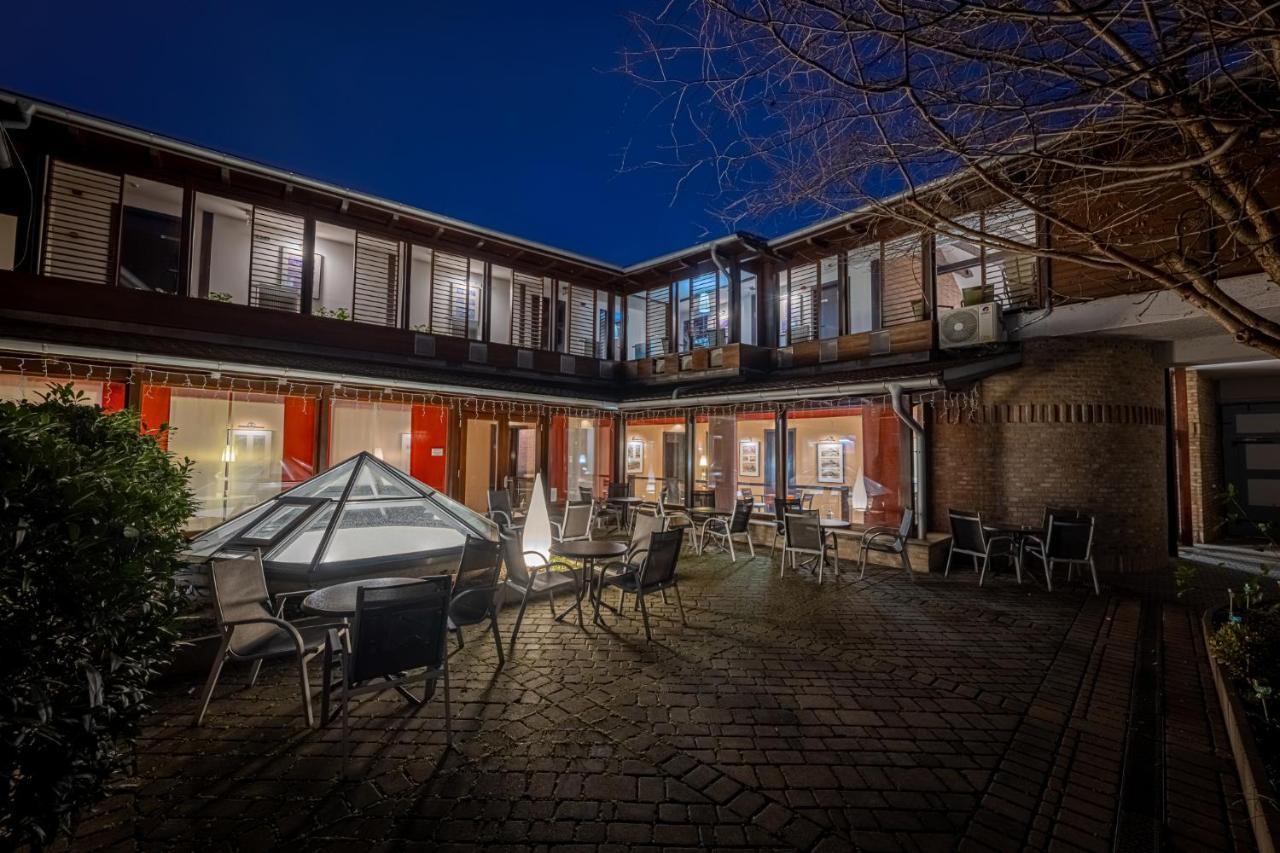 エステルゴム バジリカ アラット パンツィオ Bed & Breakfast エクステリア 写真
