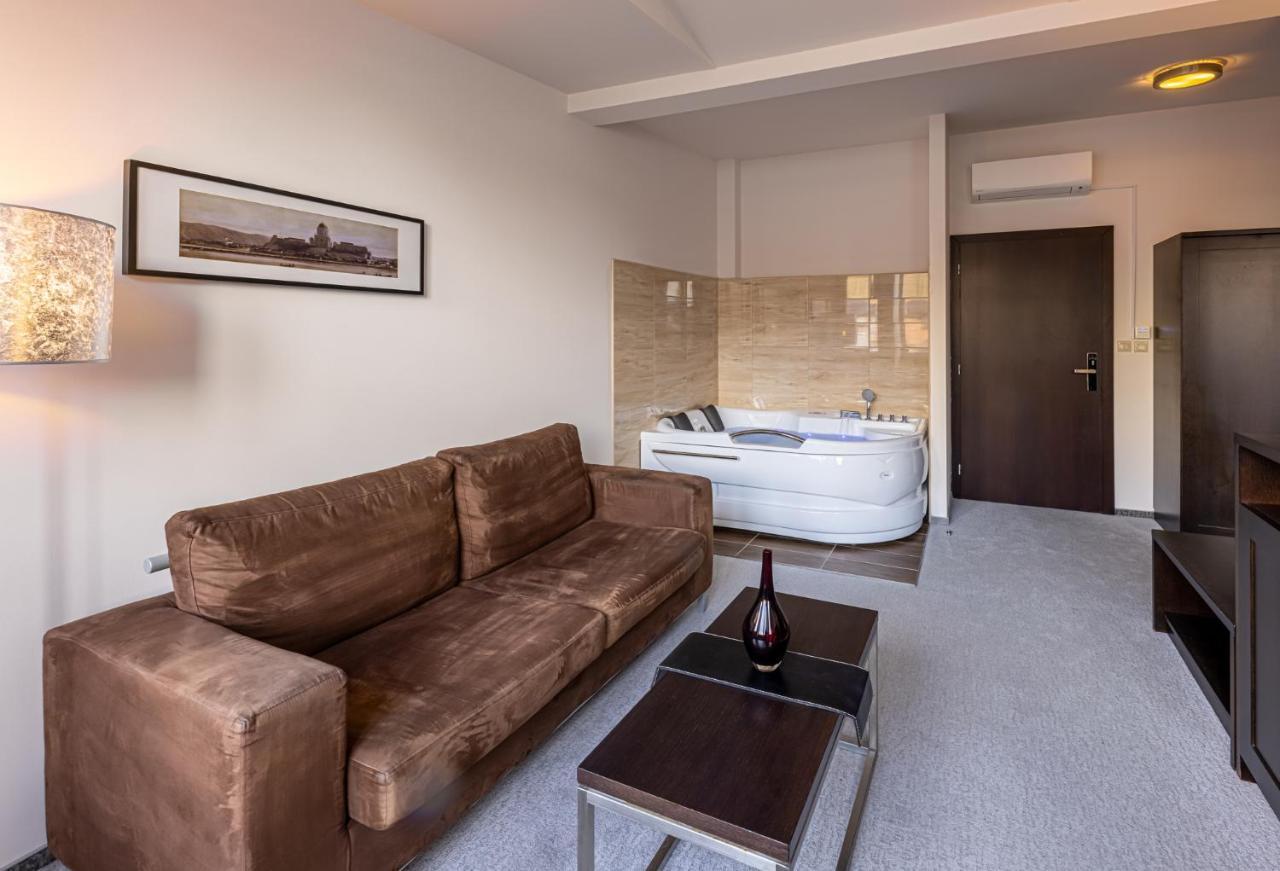 エステルゴム バジリカ アラット パンツィオ Bed & Breakfast エクステリア 写真